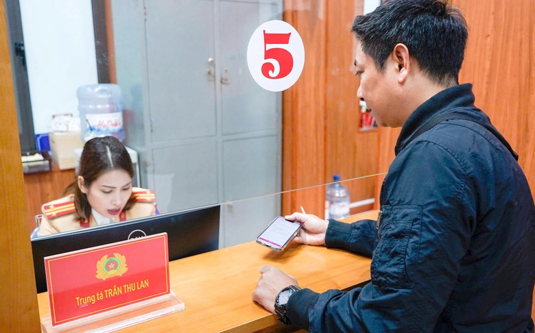 CSGT H&agrave; Nội in v&agrave; trả 18.200 giấy ph&eacute;p l&aacute;i xe bản cứng- Ảnh 1.