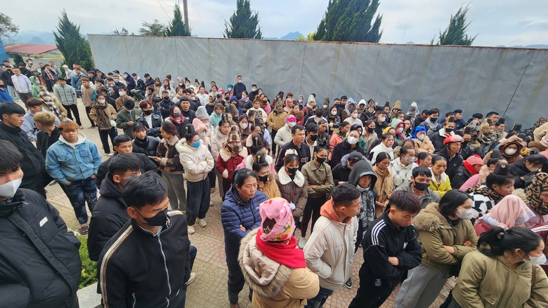 Cảnh s&aacute;t giao th&ocirc;ng Sơn La tận t&igrave;nh, th&iacute; sinh phấn khởi khi s&aacute;t hạch giấy ph&eacute;p l&aacute;i xe- Ảnh 1.