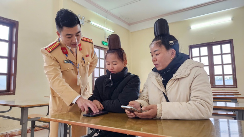 Cảnh s&aacute;t giao th&ocirc;ng Sơn La tận t&igrave;nh, th&iacute; sinh phấn khởi khi s&aacute;t hạch giấy ph&eacute;p l&aacute;i xe- Ảnh 9.