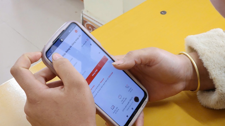 Cảnh s&aacute;t giao th&ocirc;ng Sơn La tận t&igrave;nh, th&iacute; sinh phấn khởi khi s&aacute;t hạch giấy ph&eacute;p l&aacute;i xe- Ảnh 11.