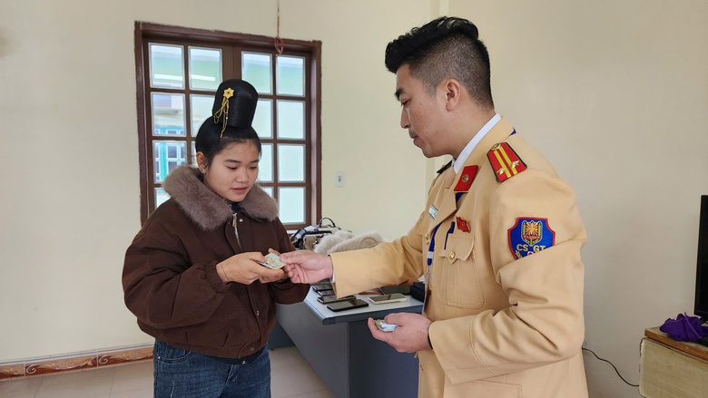 Cảnh s&aacute;t giao th&ocirc;ng Sơn La tận t&igrave;nh, th&iacute; sinh phấn khởi khi s&aacute;t hạch giấy ph&eacute;p l&aacute;i xe- Ảnh 12.
