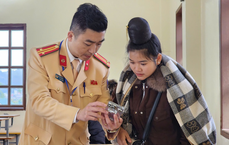Cảnh s&aacute;t giao th&ocirc;ng Sơn La tận t&igrave;nh, th&iacute; sinh phấn khởi khi s&aacute;t hạch giấy ph&eacute;p l&aacute;i xe- Ảnh 3.