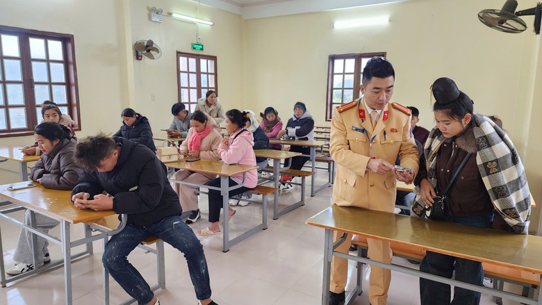 Cảnh s&aacute;t giao th&ocirc;ng Sơn La tận t&igrave;nh, th&iacute; sinh phấn khởi khi s&aacute;t hạch giấy ph&eacute;p l&aacute;i xe- Ảnh 5.