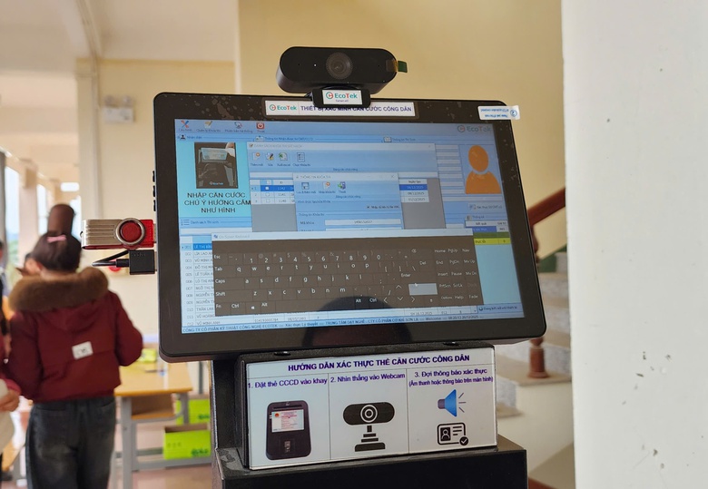 Cảnh s&aacute;t giao th&ocirc;ng Sơn La tận t&igrave;nh, th&iacute; sinh phấn khởi khi s&aacute;t hạch giấy ph&eacute;p l&aacute;i xe- Ảnh 7.