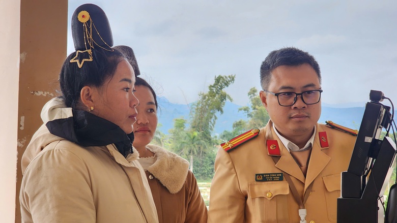 Cảnh s&aacute;t giao th&ocirc;ng Sơn La tận t&igrave;nh, th&iacute; sinh phấn khởi khi s&aacute;t hạch giấy ph&eacute;p l&aacute;i xe- Ảnh 6.