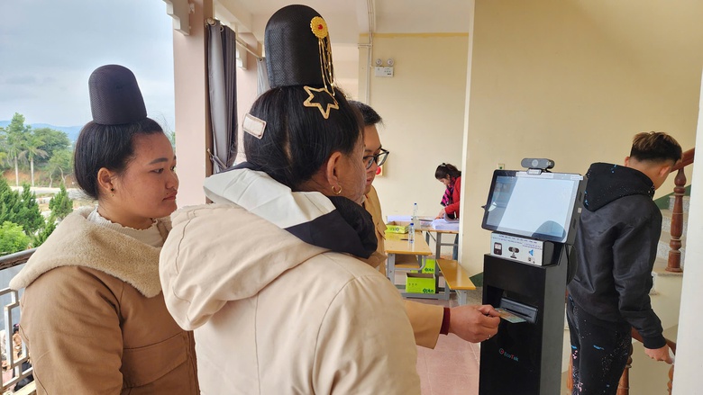 Cảnh s&aacute;t giao th&ocirc;ng Sơn La tận t&igrave;nh, th&iacute; sinh phấn khởi khi s&aacute;t hạch giấy ph&eacute;p l&aacute;i xe- Ảnh 8.