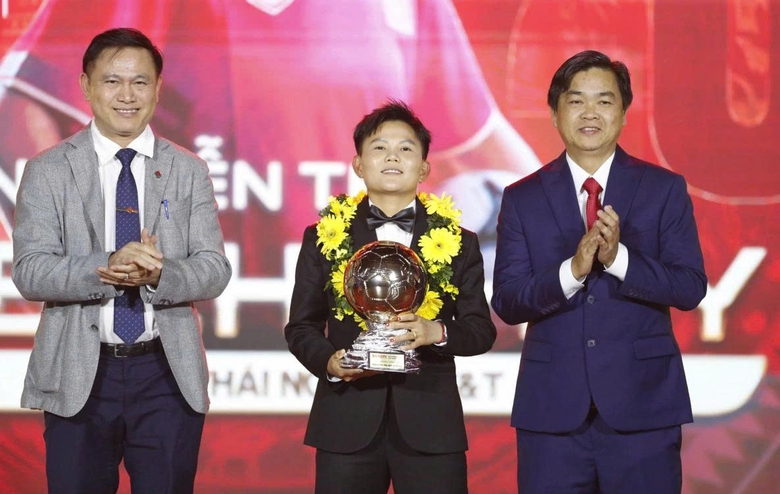 Ho&agrave;ng Đức lần thứ 3 gi&agrave;nh Quả b&oacute;ng V&agrave;ng Việt Nam- Ảnh 2.