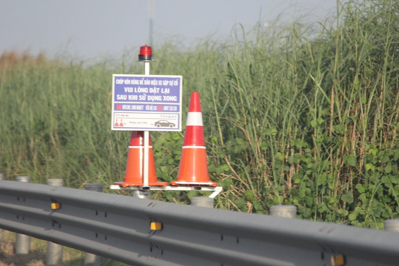 Cao tốc Trung Lương - Mỹ Thuận: Cảnh b&aacute;o tai nạn từ những cụm ch&oacute;p n&oacute;n ven đường- Ảnh 1.