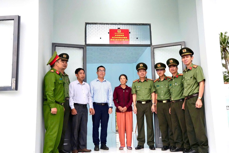 C&ocirc;ng an Kh&aacute;nh H&ograve;a b&agrave;n giao căn nh&agrave; thứ 11 trong &ldquo;Chiến dịch Quang Trung&rdquo;- Ảnh 1.