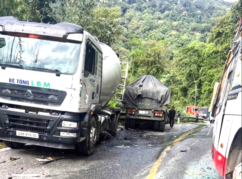 Xe đầu k&eacute;o t&ocirc;ng đu&ocirc;i xe giường nằm g&acirc;y tai nạn li&ecirc;n ho&agrave;n, đ&egrave;o Bảo Lộc &ugrave;n tắc nhiều giờ- Ảnh 1.