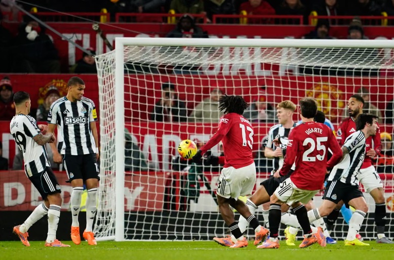 Hạ gục Newcastle, MU tạm chiếm vị tr&iacute; thứ 5 Ngoại hạng Anh- Ảnh 1.