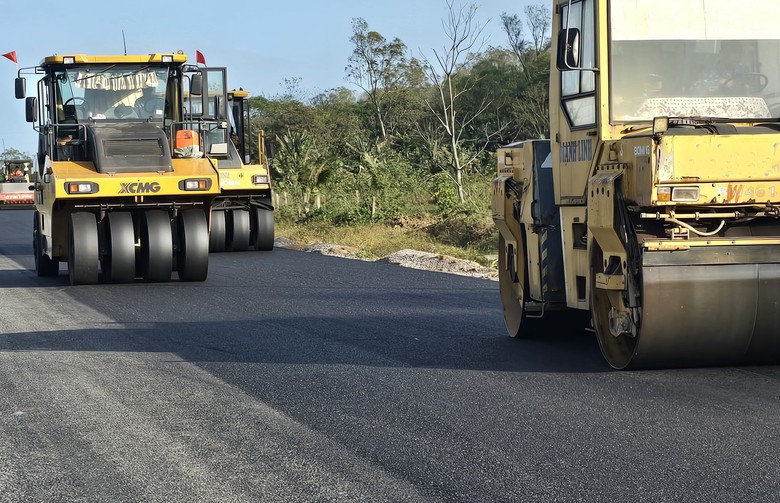 Trời tạnh r&aacute;o, nh&agrave; thầu đẩy nhanh tiến độ dự &aacute;n hơn 415 tỷ đồng ở Quảng Trị- Ảnh 12.