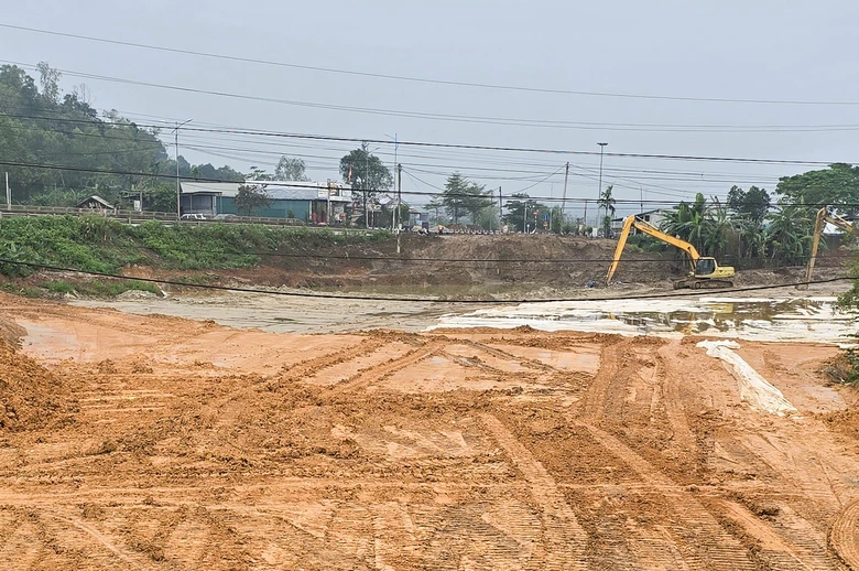 Trời tạnh r&aacute;o, nh&agrave; thầu đẩy nhanh tiến độ dự &aacute;n hơn 415 tỷ đồng ở Quảng Trị- Ảnh 4.