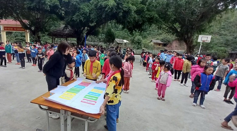 Học sinh tiểu học, trung học cơ sở vùng biên giới được hỗ trợ bữa ăn trưa- Ảnh 1. Học sinh tiểu học, trung học cơ sở vùng biên giới được hỗ trợ bữa ăn trưa- Ảnh 1.