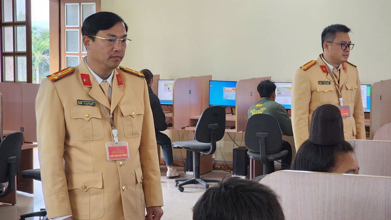 Cảnh s&aacute;t giao th&ocirc;ng Sơn La tận t&igrave;nh, th&iacute; sinh phấn khởi khi s&aacute;t hạch giấy ph&eacute;p l&aacute;i xe- Ảnh 16.