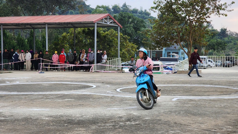 Cảnh s&aacute;t giao th&ocirc;ng Sơn La tận t&igrave;nh, th&iacute; sinh phấn khởi khi s&aacute;t hạch giấy ph&eacute;p l&aacute;i xe- Ảnh 17.