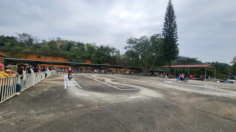 Cảnh s&aacute;t giao th&ocirc;ng Sơn La tận t&igrave;nh, th&iacute; sinh phấn khởi khi s&aacute;t hạch giấy ph&eacute;p l&aacute;i xe- Ảnh 18.