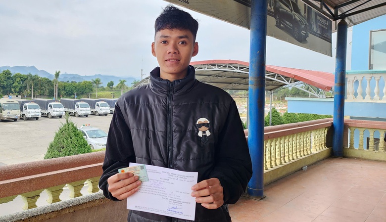 Cảnh s&aacute;t giao th&ocirc;ng Sơn La tận t&igrave;nh, th&iacute; sinh phấn khởi khi s&aacute;t hạch giấy ph&eacute;p l&aacute;i xe- Ảnh 14.