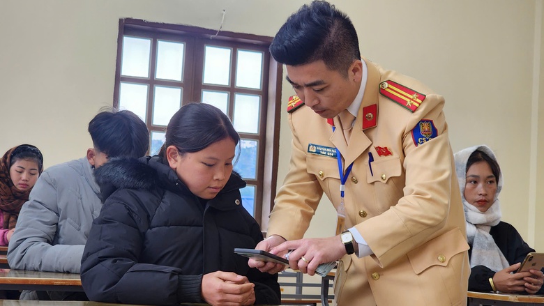 Cảnh s&aacute;t giao th&ocirc;ng Sơn La tận t&igrave;nh, th&iacute; sinh phấn khởi khi s&aacute;t hạch giấy ph&eacute;p l&aacute;i xe- Ảnh 13.