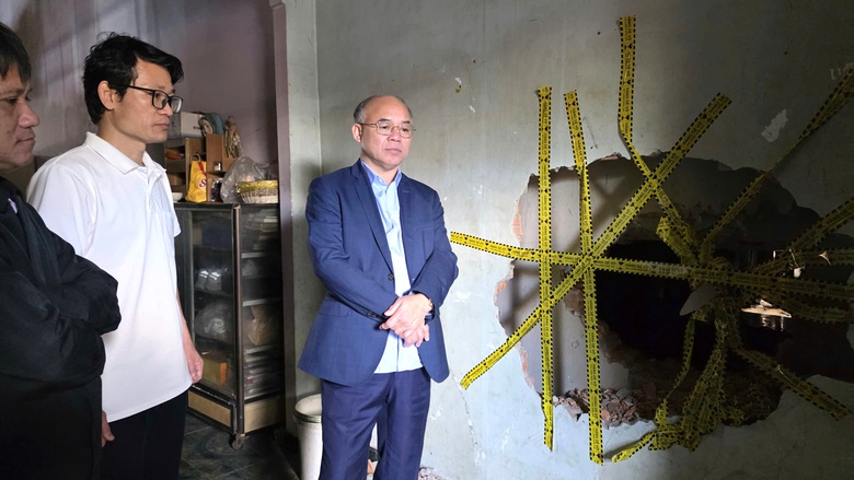 Cận cảnh hiện trường b&ecirc;n trong ng&ocirc;i nh&agrave; bị thi&ecirc;u rụi khiến 4 người trong gia đ&igrave;nh tử vong- Ảnh 12.