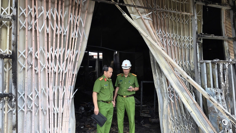 Cận cảnh hiện trường b&ecirc;n trong ng&ocirc;i nh&agrave; bị thi&ecirc;u rụi khiến 4 người trong gia đ&igrave;nh tử vong- Ảnh 3.