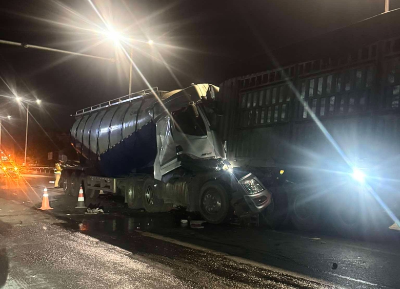 Hưng Yên: Tông vào xe đầu kéo đang dừng chờ đèn đỏ, một tài xế tử vong- Ảnh 1. Hưng Yên: Tông vào xe đầu kéo đang dừng chờ đèn đỏ, một tài xế tử vong- Ảnh 1.