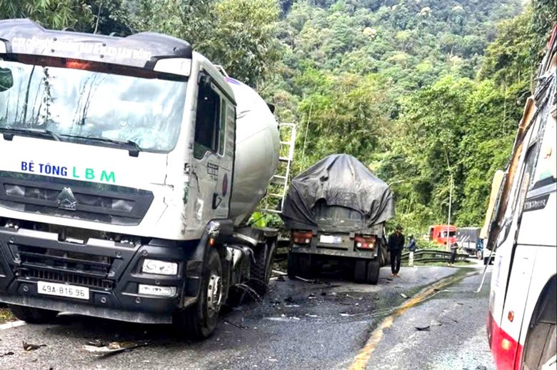 Hiện trường vụ tai nạn tr&ecirc;n đ&egrave;o Bảo Lộc.