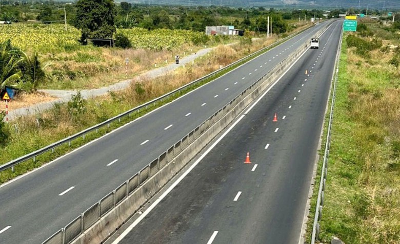 Hiện trường vụ việc với vết m&aacute;u k&eacute;o d&agrave;i.