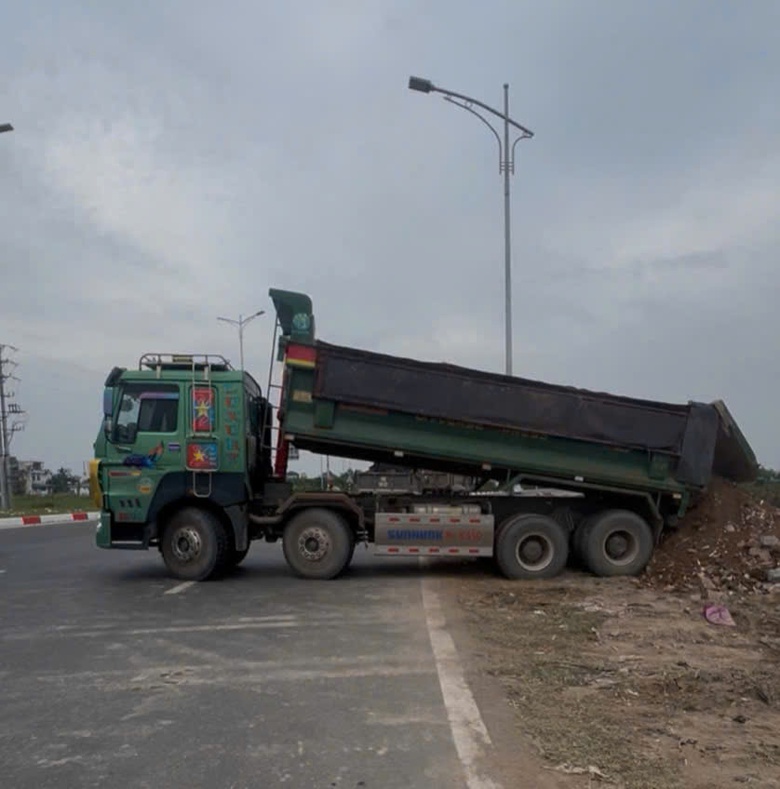 Hưng Y&ecirc;n: Khởi tố bị can đổ trộm chất thải x&acirc;y dựng g&acirc;y &ocirc; nhiễm m&ocirc;i trường- Ảnh 1.