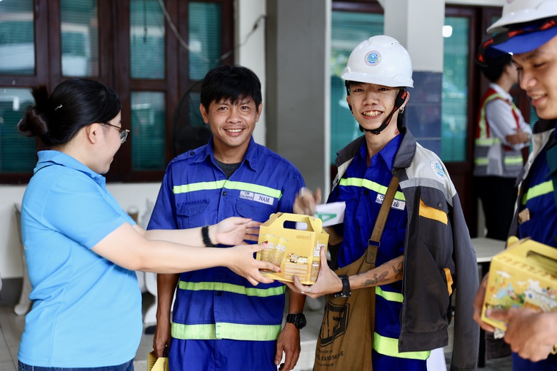 TP.HCM: 500 c&ocirc;ng nh&acirc;n vệ sinh được chăm lo "trọn g&oacute;i" đ&oacute;n Tết 2026- Ảnh 12.