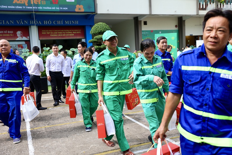 TP.HCM: 500 c&ocirc;ng nh&acirc;n vệ sinh được chăm lo "trọn g&oacute;i" đ&oacute;n Tết 2026- Ảnh 8.