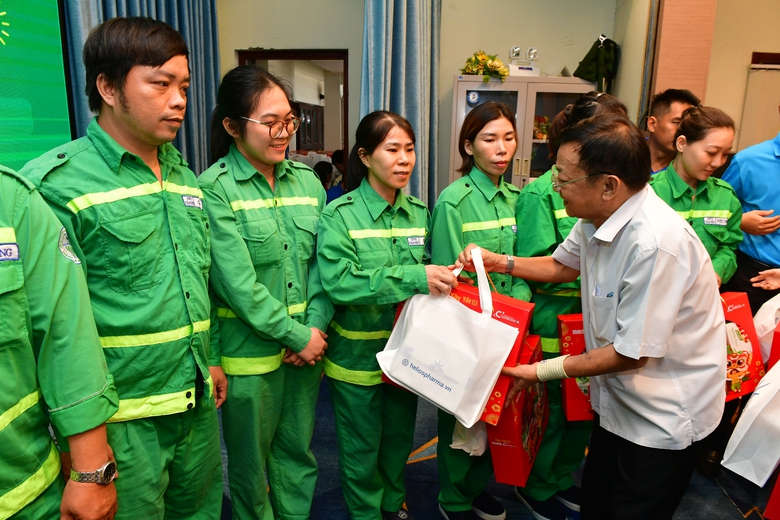 TP.HCM: 500 c&ocirc;ng nh&acirc;n vệ sinh được chăm lo "trọn g&oacute;i" đ&oacute;n Tết 2026- Ảnh 1.