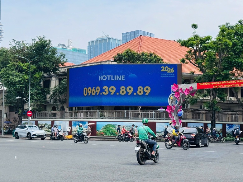 Trụ quảng c&aacute;o LED tr&ecirc;n vỉa h&egrave; trung t&acirc;m TP.HCM g&acirc;y cản trở lối đi, tiềm ẩn mất an to&agrave;n- Ảnh 5.