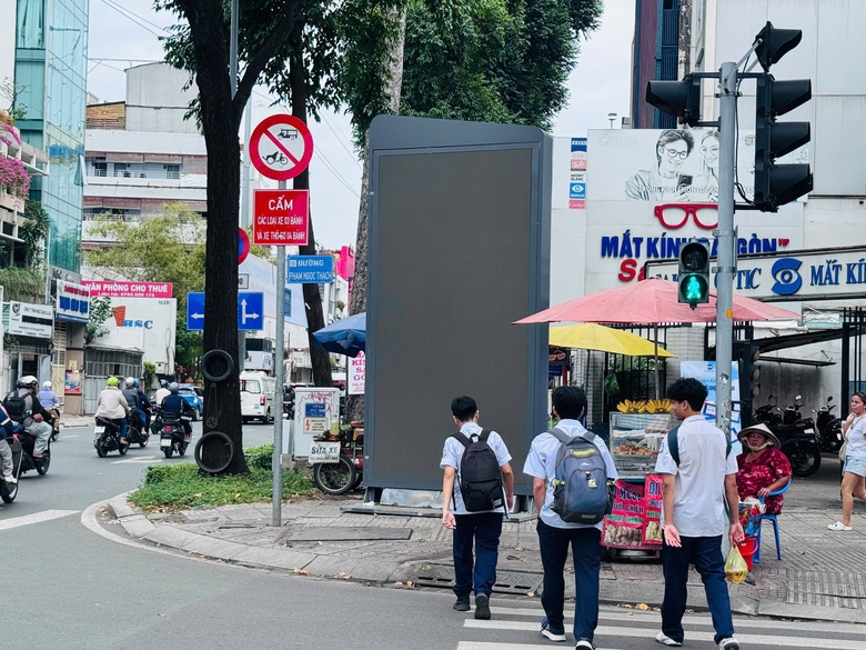 Trụ quảng c&aacute;o LED tr&ecirc;n vỉa h&egrave; trung t&acirc;m TP.HCM g&acirc;y cản trở lối đi, tiềm ẩn mất an to&agrave;n- Ảnh 1.