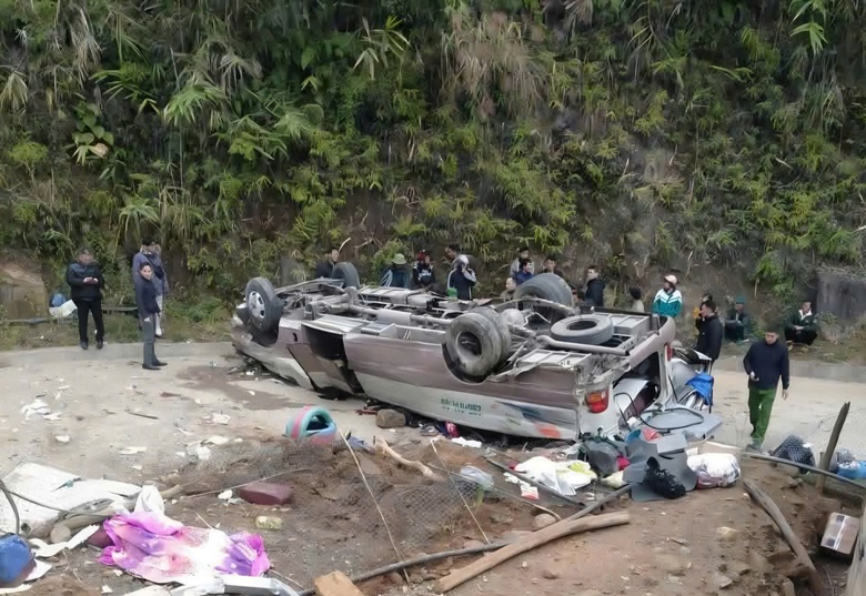 Xe kh&aacute;ch chở đo&agrave;n thiện nguyện bị lật ở L&agrave;o Cai: Danh t&iacute;nh 9 người tử vong- Ảnh 2.