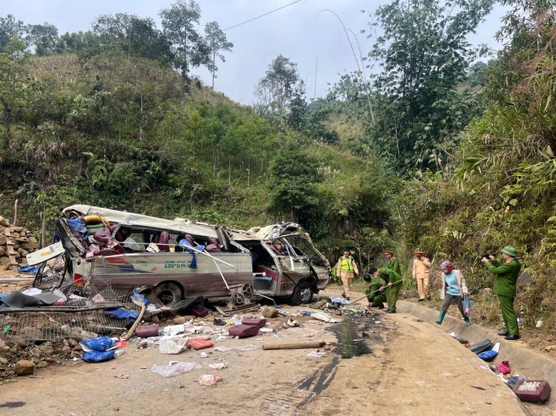 Vụ lật xe đo&agrave;n thiện nguyện ở L&agrave;o Cai: Chồng nạn nh&acirc;n thực hiện t&acirc;m nguyện c&ograve;n dang dở- Ảnh 1.