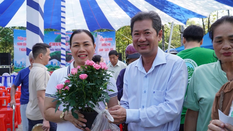 &ldquo;Đổi r&aacute;c lấy qu&agrave;&rdquo;, phường Dĩ An thu gom nửa tấn r&aacute;c thải nguy hại- Ảnh 2.