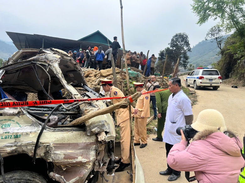 9 nạn nh&acirc;n bị thương trong vụ lật xe 29 chỗ đều được đưa về H&agrave; Nội cấp cứu- Ảnh 1.