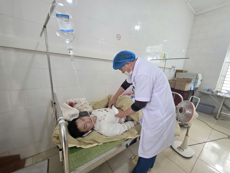 9 nạn nh&acirc;n bị thương trong vụ lật xe 29 chỗ đều được đưa về H&agrave; Nội cấp cứu- Ảnh 2.