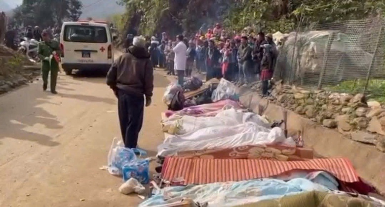 Xe kh&aacute;ch chở đo&agrave;n thiện nguyện bị lật ở L&agrave;o Cai: Danh t&iacute;nh 9 người tử vong- Ảnh 1.