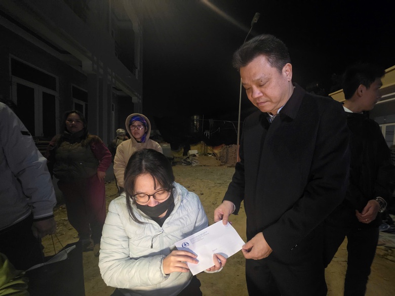 Ủy ban ATGT Quốc gia thăm hỏi gia đình nạn nhân vụ lật xe khách ở Lào Cai- Ảnh 4. Ủy ban ATGT Quốc gia thăm hỏi gia đình nạn nhân vụ lật xe khách ở Lào Cai- Ảnh 4.