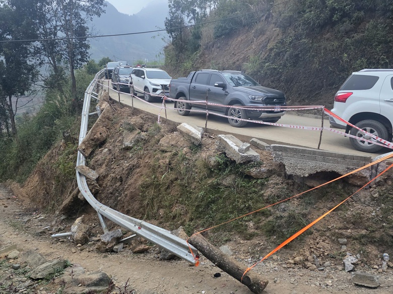 Ủy ban ATGT Quốc gia thăm hỏi gia đình nạn nhân vụ lật xe khách ở Lào Cai- Ảnh 3. Ủy ban ATGT Quốc gia thăm hỏi gia đình nạn nhân vụ lật xe khách ở Lào Cai- Ảnh 3.