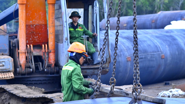 Nhộn nhịp thi c&ocirc;ng cao tốc C&agrave; Mau - Đất Mũi, đường ra đảo H&ograve;n Khoai- Ảnh 4.