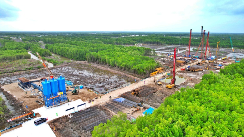 Nhộn nhịp thi c&ocirc;ng cao tốc C&agrave; Mau - Đất Mũi, đường ra đảo H&ograve;n Khoai- Ảnh 1.