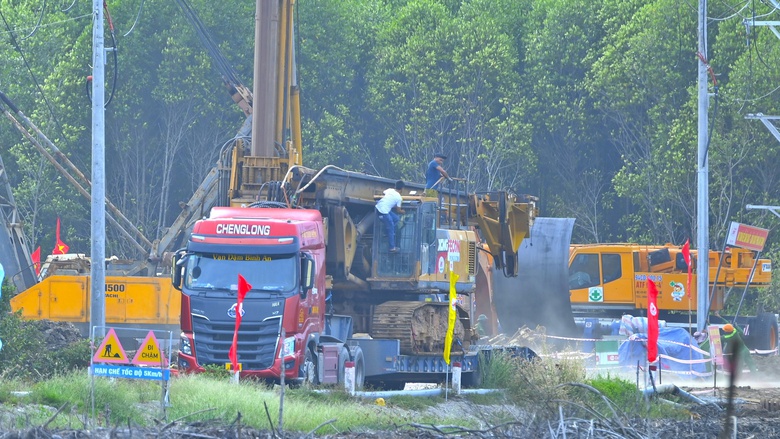 Nhộn nhịp thi c&ocirc;ng cao tốc C&agrave; Mau - Đất Mũi, đường ra đảo H&ograve;n Khoai- Ảnh 3.