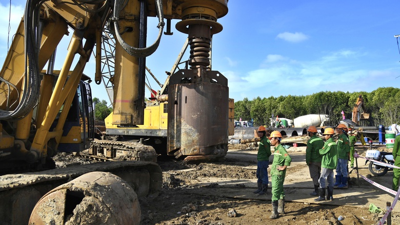 Nhộn nhịp thi c&ocirc;ng cao tốc C&agrave; Mau - Đất Mũi, đường ra đảo H&ograve;n Khoai- Ảnh 2.