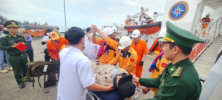 Chạy đua với thời gian, t&agrave;u SAR 631 kịp thời cứu ngư d&acirc;n nguy kịch tr&ecirc;n biển- Ảnh 2.