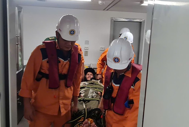 Chạy đua với thời gian, t&agrave;u SAR 631 kịp thời cứu ngư d&acirc;n nguy kịch tr&ecirc;n biển- Ảnh 1.