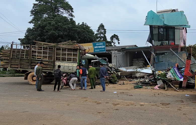 Hiện trường vụ tai nạn l&agrave;m một người tử vong, 4 người bị thương ở Quảng Trị- Ảnh 1.