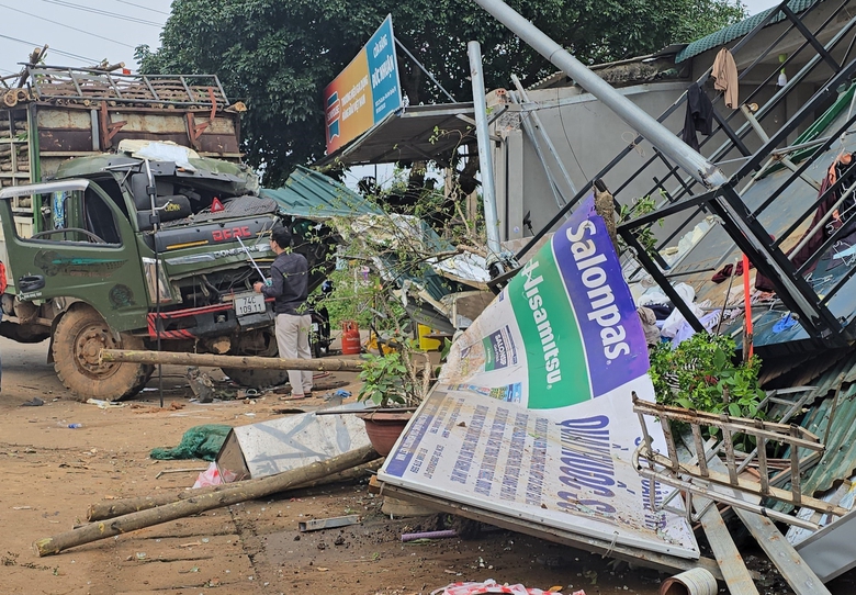 Hiện trường vụ tai nạn l&agrave;m một người tử vong, 4 người bị thương ở Quảng Trị- Ảnh 5.